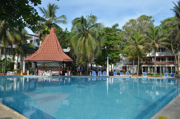 2 outdoor pools, pool umbrellas