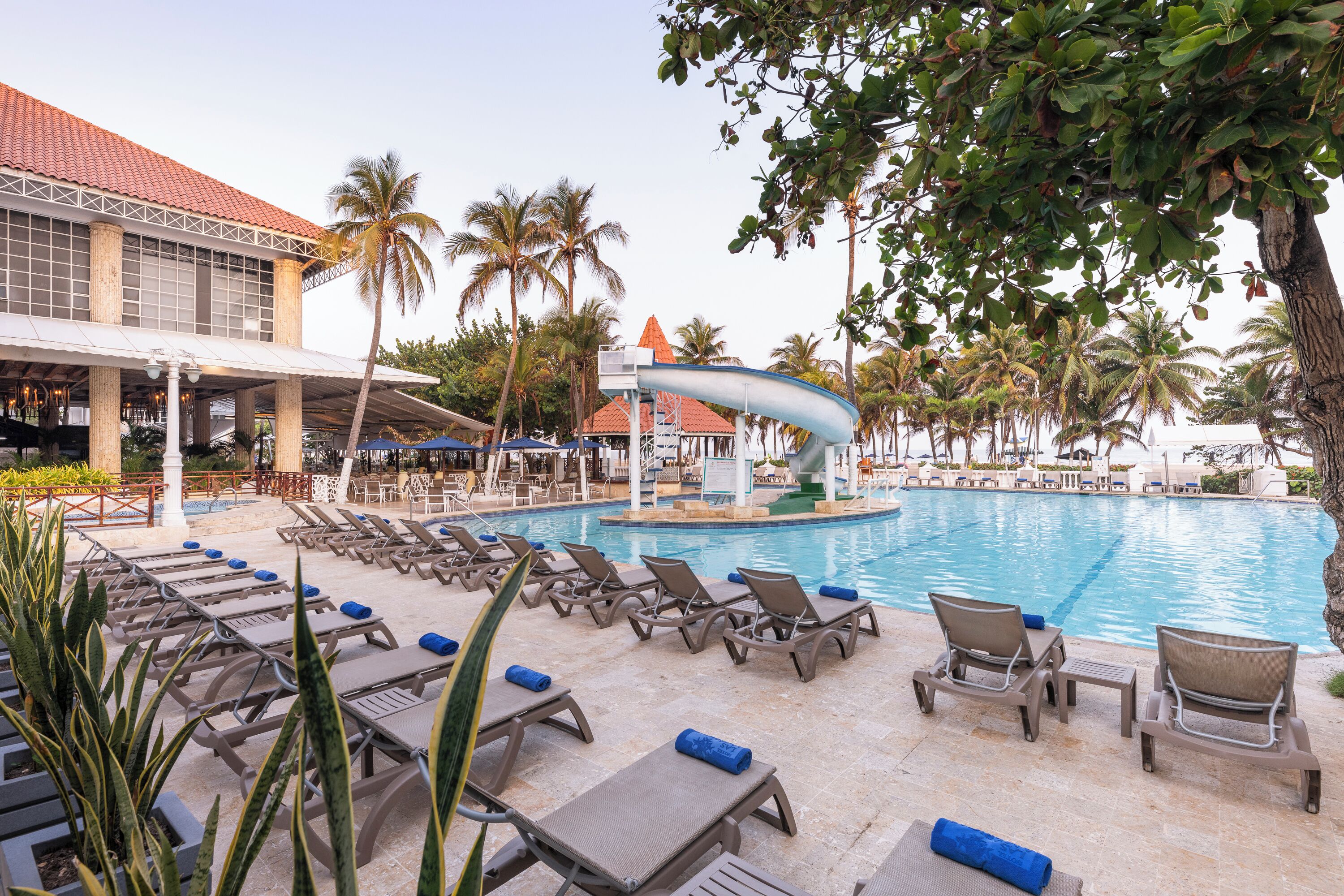 2 utomhuspooler och parasoller