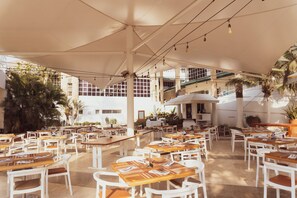 Se sirven desayunos, almuerzos y cenas; con vista a la playa