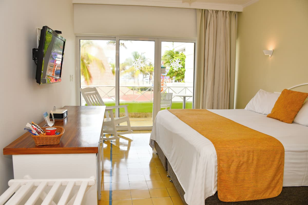 Habitación superior, 1 cama Queen size, vista al jardín | Ropa de cama de alta calidad y minibar