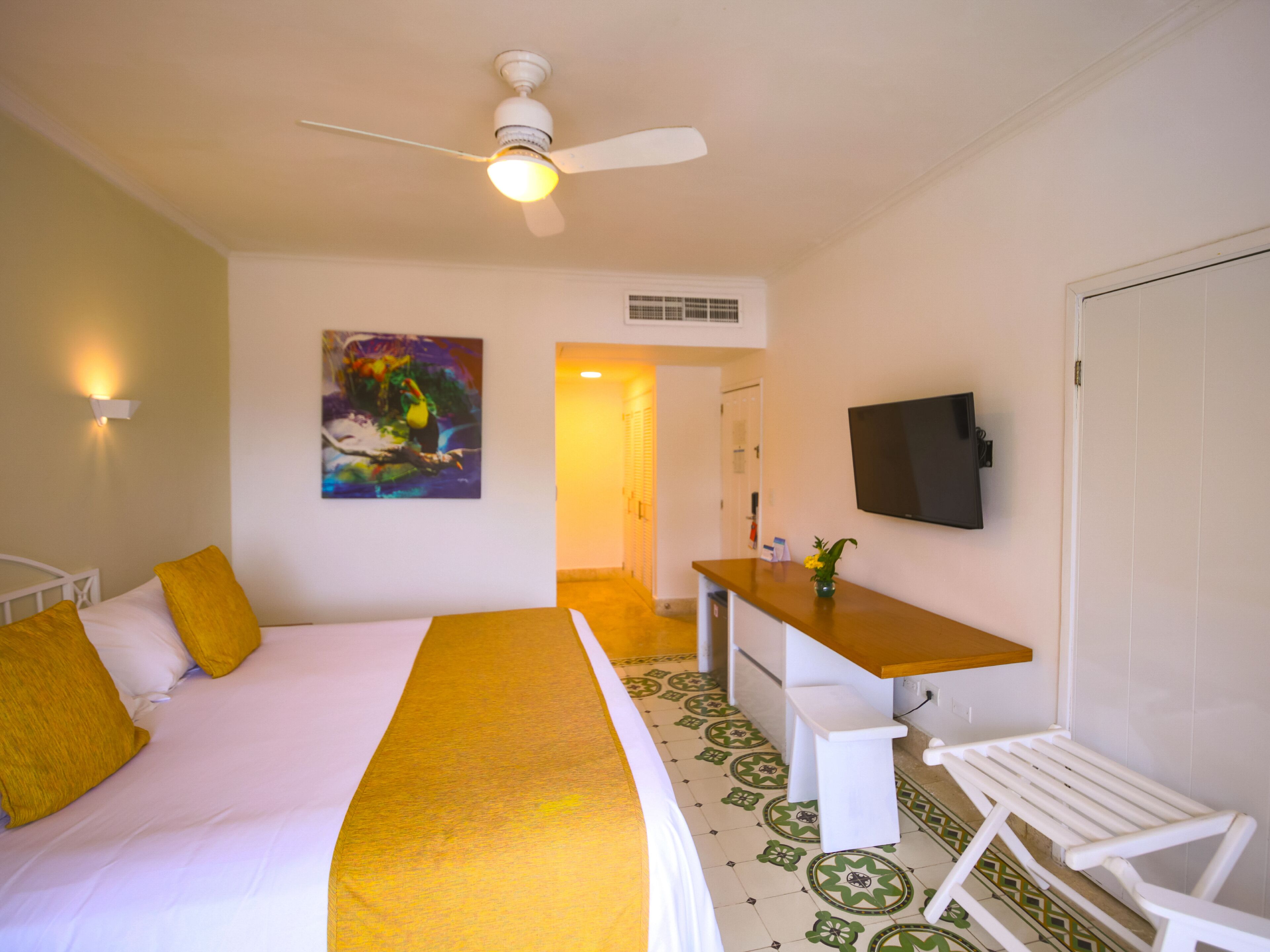 Superior Room, 1 Queen Bed, Garden View | Premium bedding, minibar, in-room safe, desk