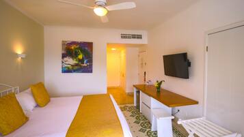 Superior Room, 1 Queen Bed, Garden View | Premium bedding, minibar, in-room safe, desk