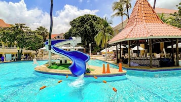 2 piscines extérieures, parasols de plage
