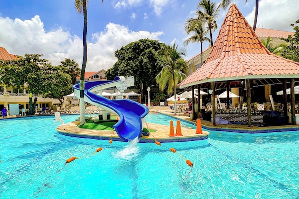 2 piscinas al aire libre, sombrillas