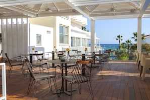 2 restaurants, breakfast served