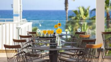 2 restaurants, breakfast served
