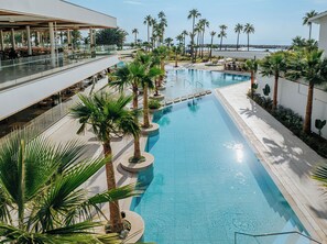 Piscina coberta, 3 piscines a l'aire lliure, para-sols i gandules 