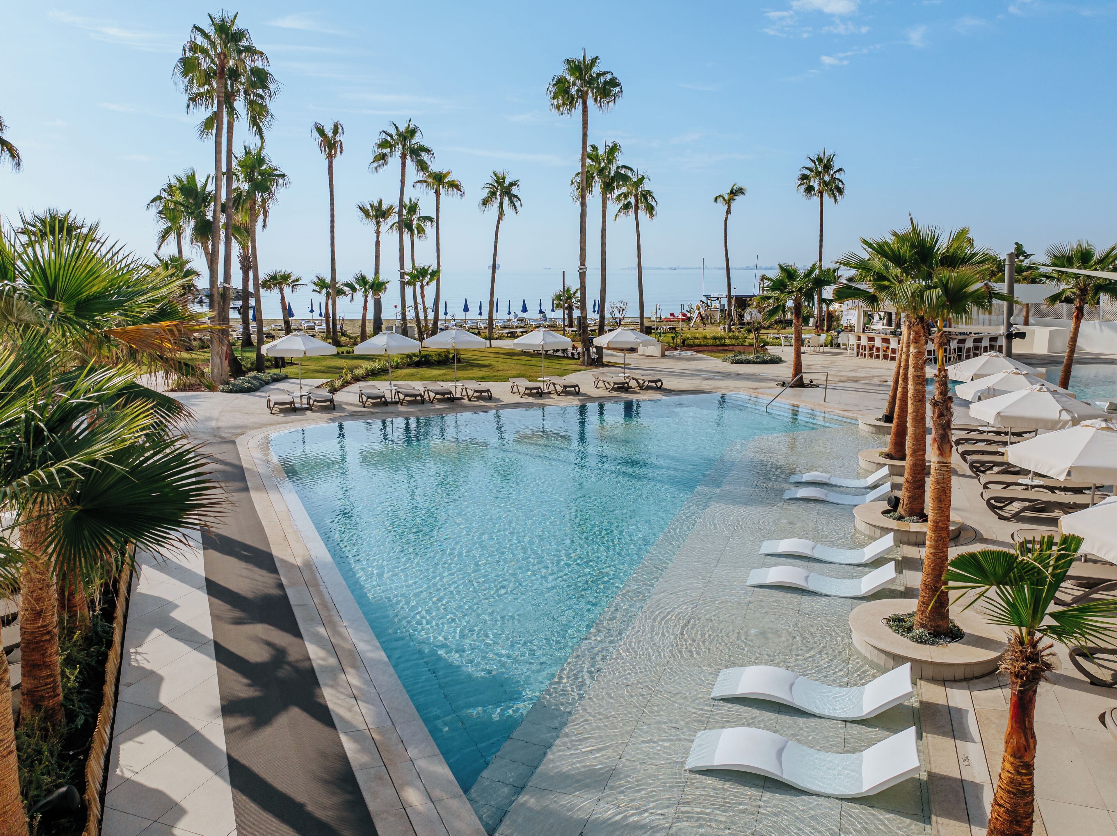 Innenpool, 3 Außenpools, Sonnenschirme, Liegestühle