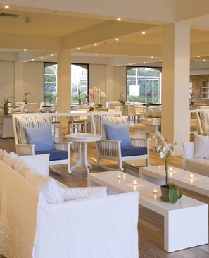 2 barer/lounger, bassengbar og strandbar