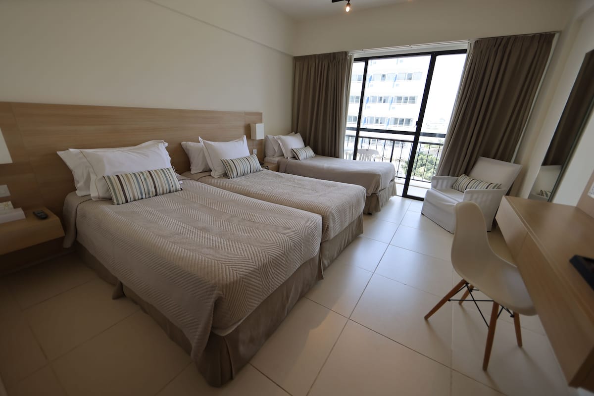 Habitación triple estándar, vistas parciales al mar | 1 dormitorio, ropa de cama hipoalergénica, minibar y caja fuerte
