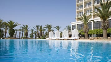 Una piscina cubierta, 2 piscinas al aire libre, sombrillas, tumbonas