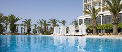 Piscine couverte, 2 piscines extérieures, parasols de plage