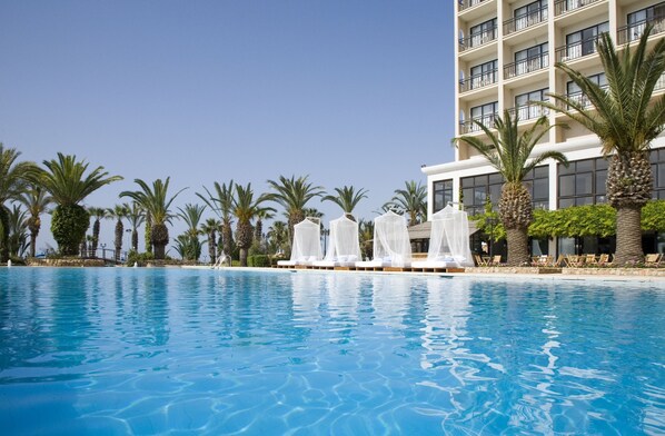 Piscine intérieure, 2 piscines extérieures, parasols, chaises longues