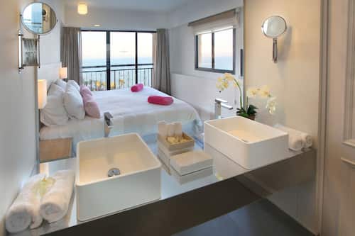 Suite exécutive, vue sur la mer | Literie hypoallergénique, minibar, coffre-fort