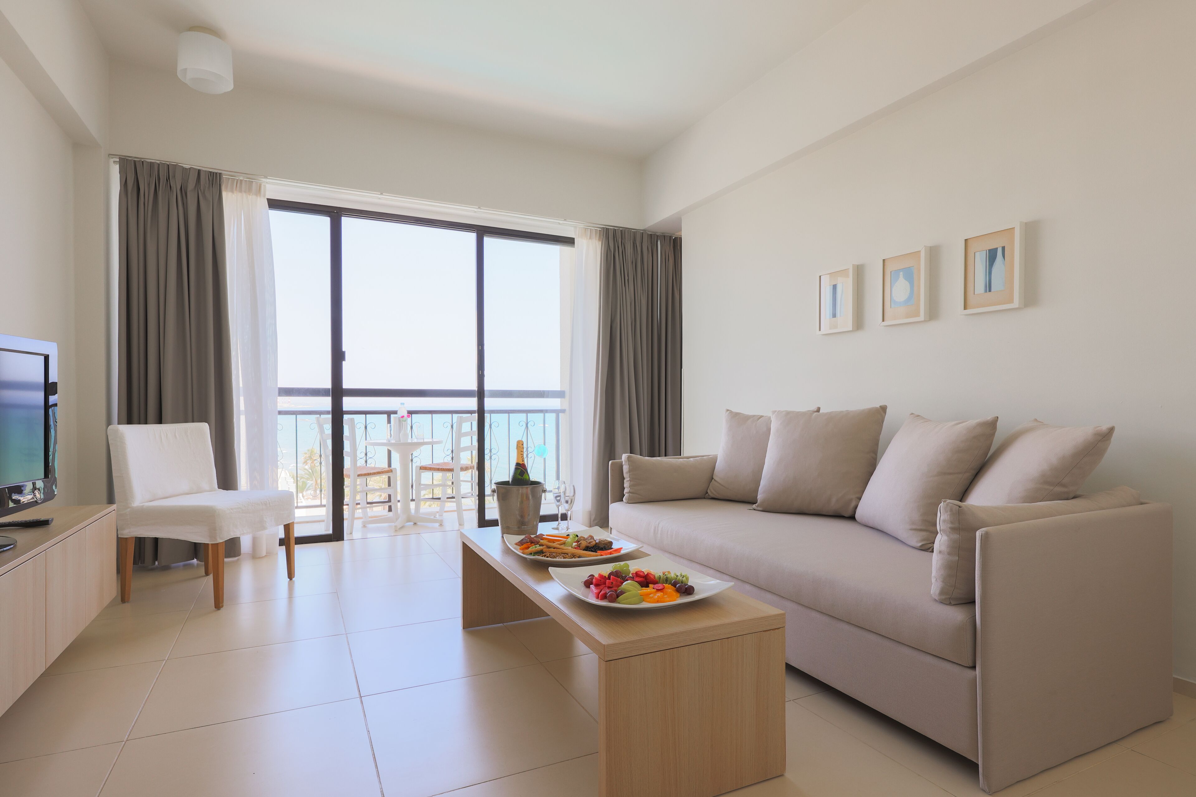 Suite ejecutiva, vista al mar | Ropa de cama hipoalergénica y minibar 