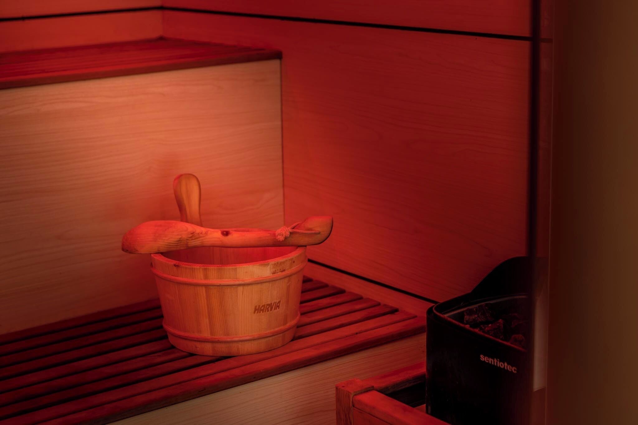 Eine Sauna mit Holzeimern und einer hölzernen Sitzbank.