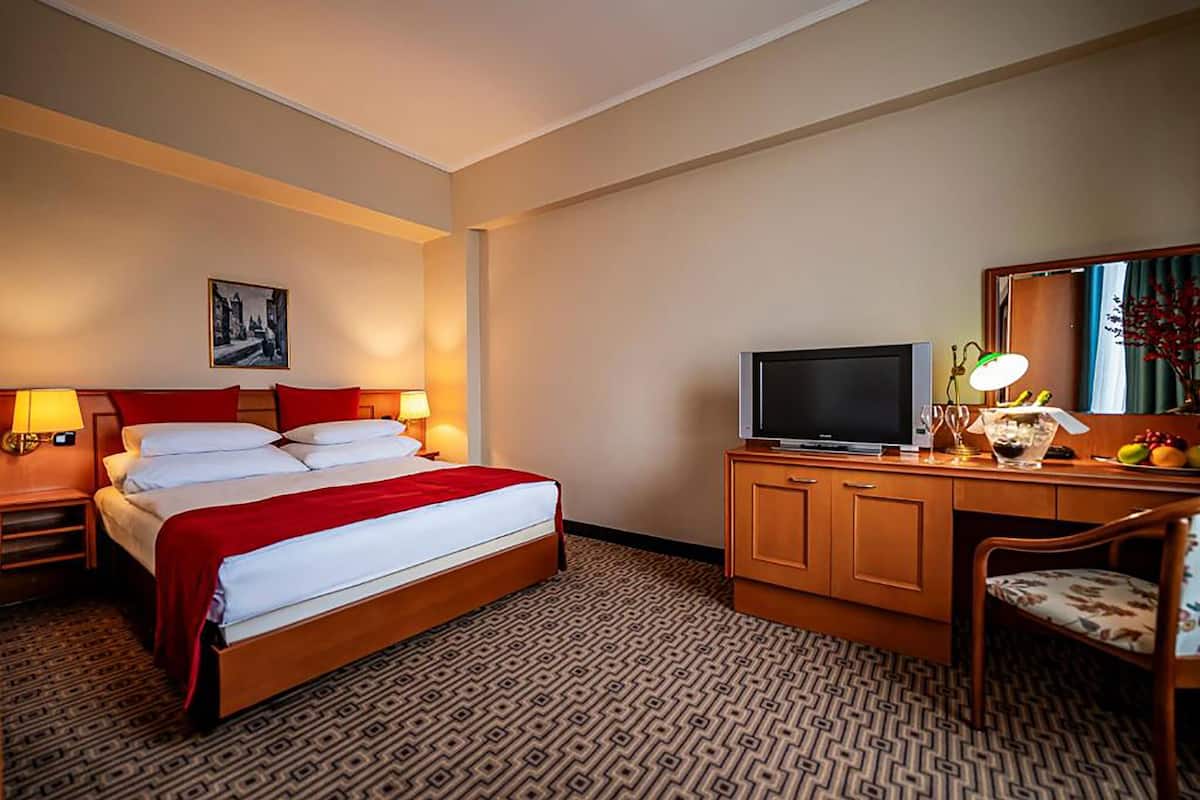 1 bedroom, hypo-allergenic bedding, minibar, in-room safe
