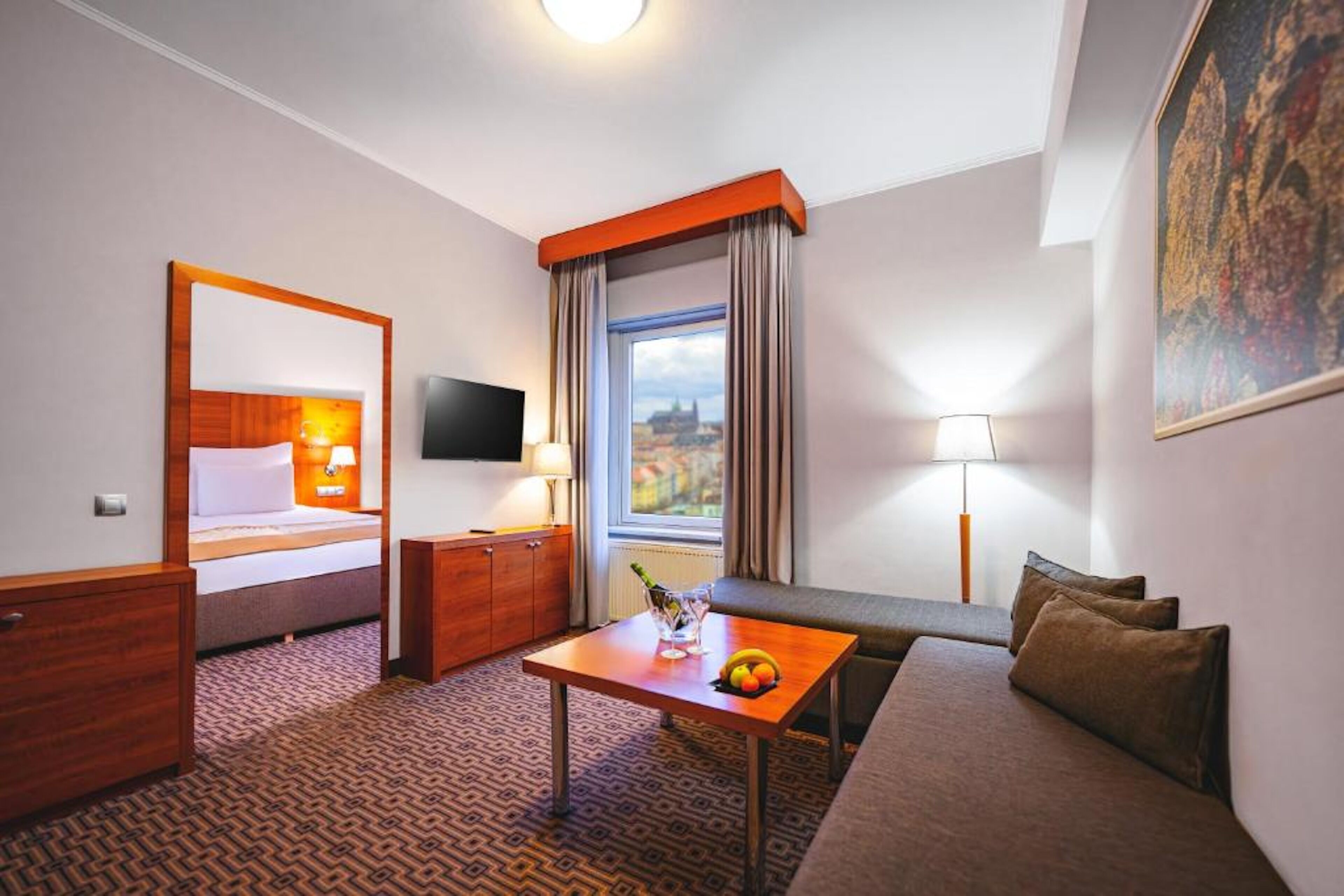 Suite, en una planta alta | Ropa de cama hipoalergénica, minibar, caja fuerte y escritorio