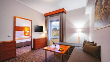 Suite, en una planta alta | Ropa de cama hipoalergénica, minibar, caja fuerte y escritorio