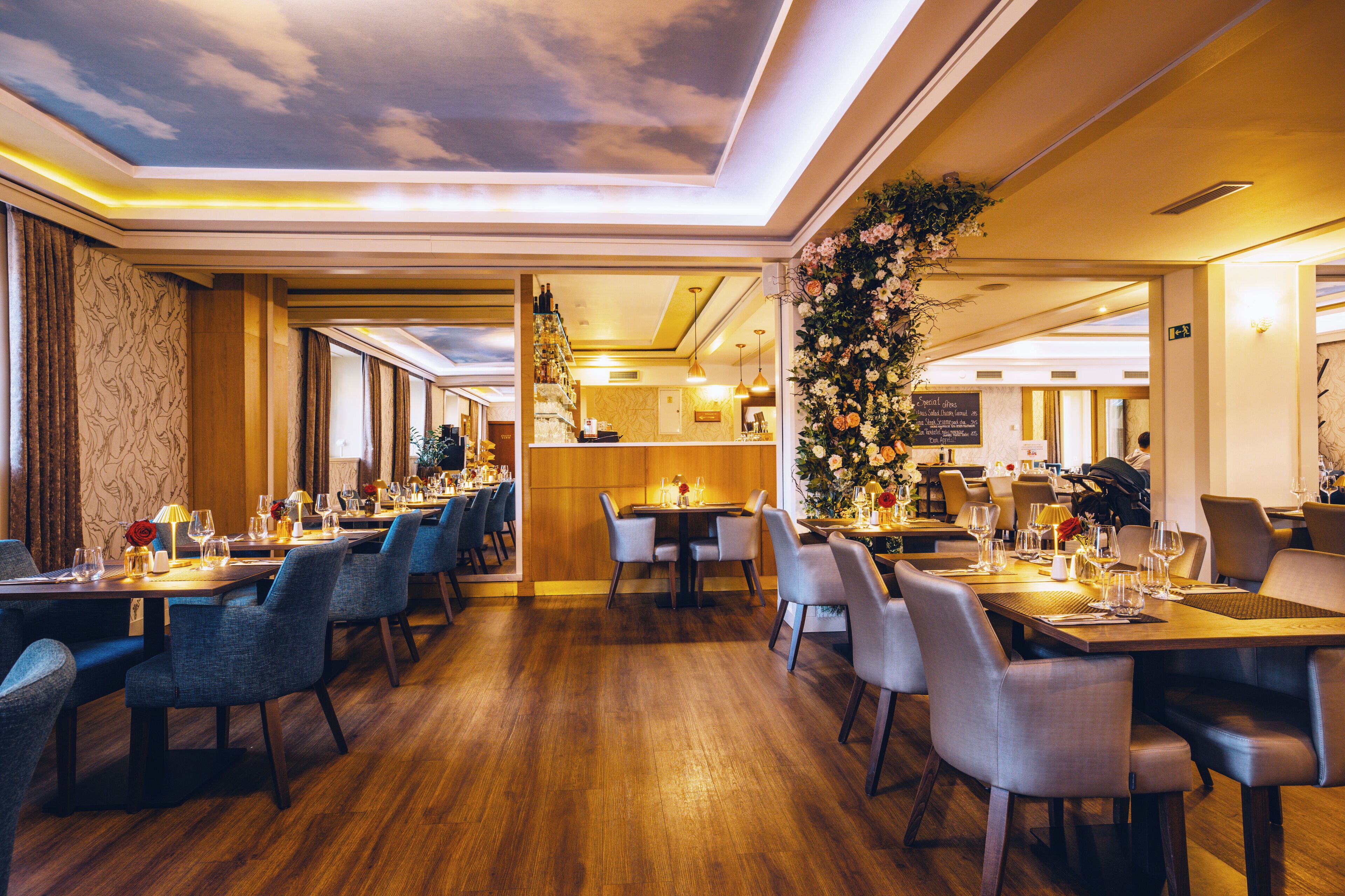 2 restaurants, breakfast, lunch, dinner served; international cuisine