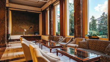 2 bars/lounges