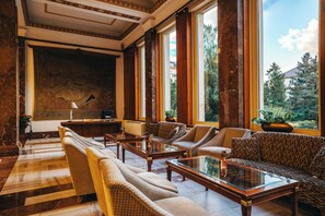 2 bares o lounges 