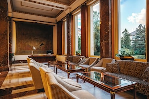 2 bars/lounges