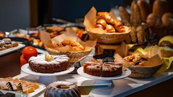 Tägliches Frühstücksbuffet (350 CZK pro Person)