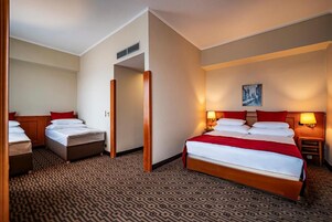 Quarto família | Roupas de cama antialérgicas, frigobar, cofres nos quartos, escrivaninha