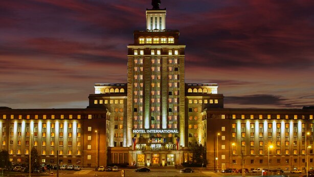 Un edificio grande de varios pisos con una estrella destacada en la parte superior, que dice "HOTEL INTERNATIONAL".