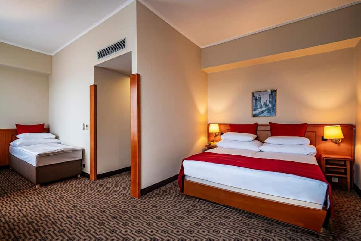 1 bedroom, hypo-allergenic bedding, minibar, in-room safe