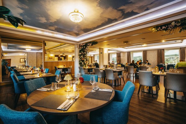 2 restaurants, breakfast, lunch, dinner served; international cuisine