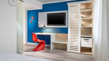 Quarto moderno com uma parede azul decorativa, uma escrivaninha com computador, uma cadeira vermelha e uma estante branca.