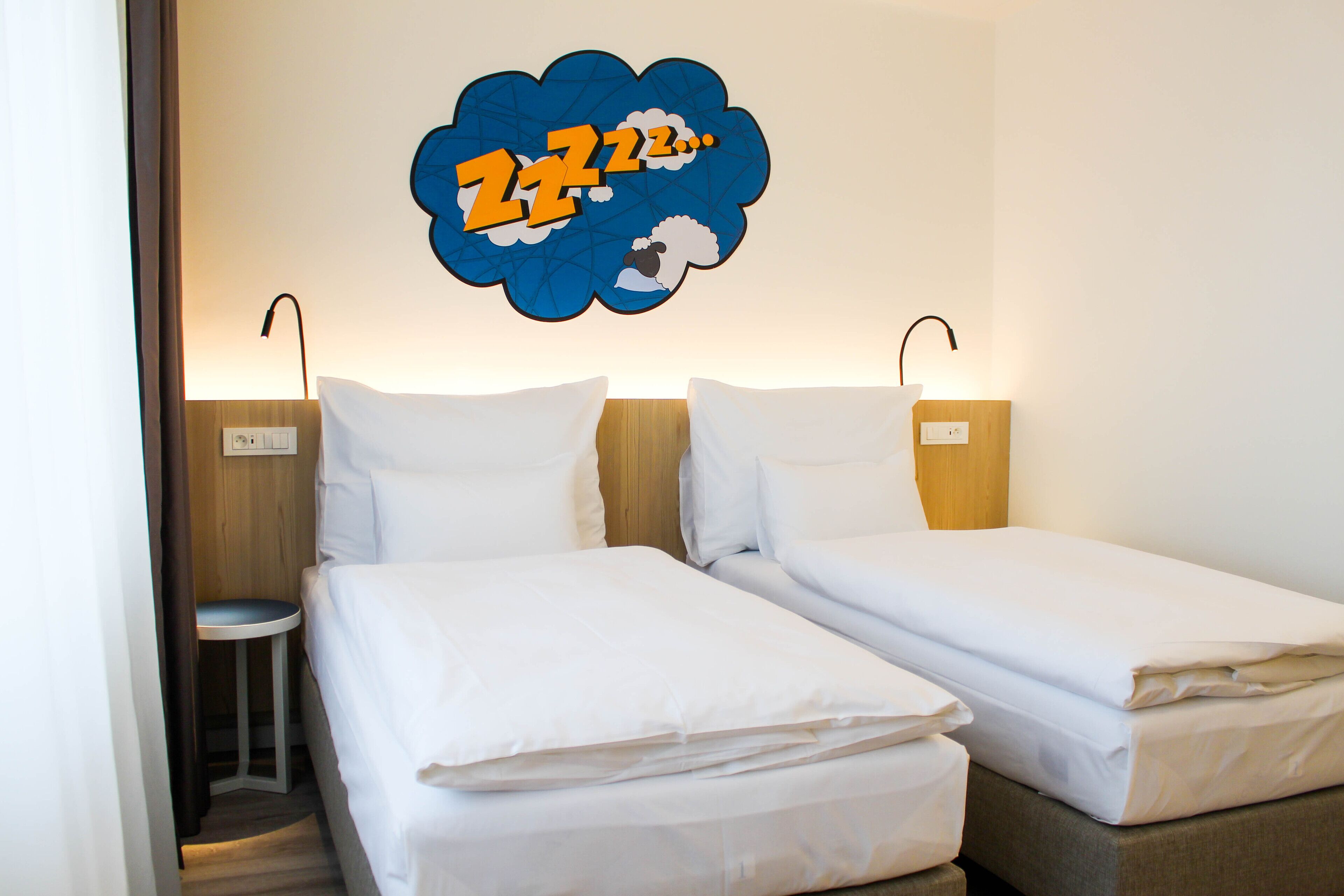 standard room, 3 single beds, non smoking | 1 bedroom, desk, laptop workspace, soundproofing