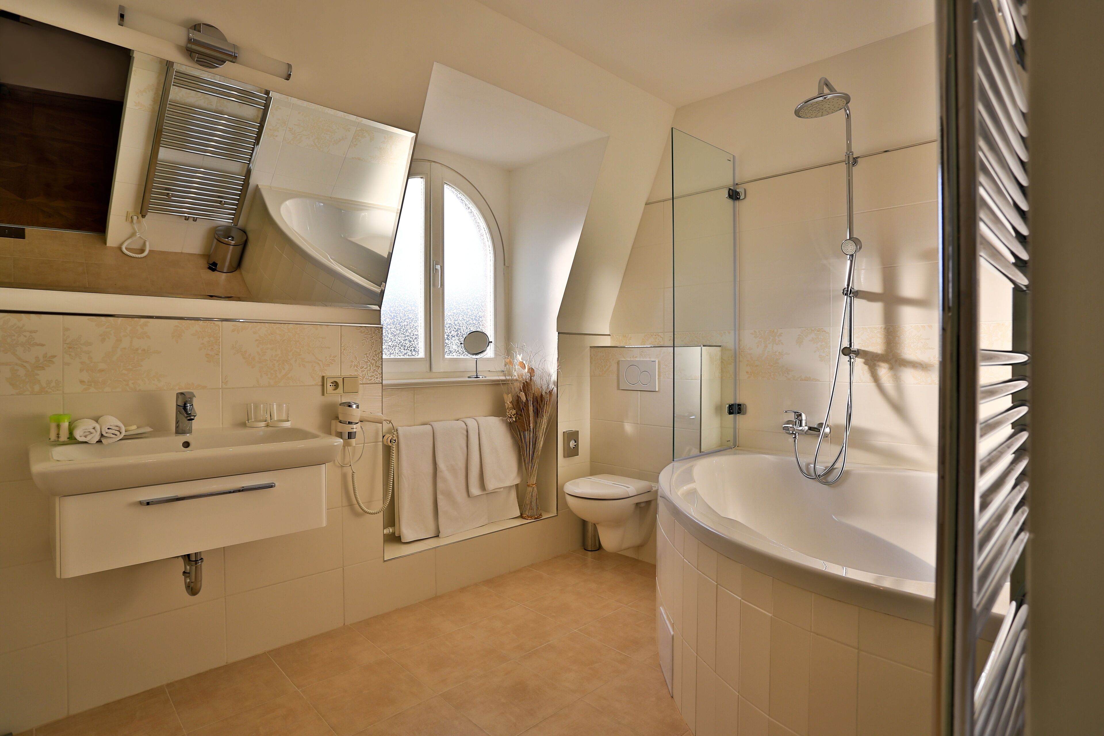 junior suite | bathroom | free toiletries, hair dryer, towels