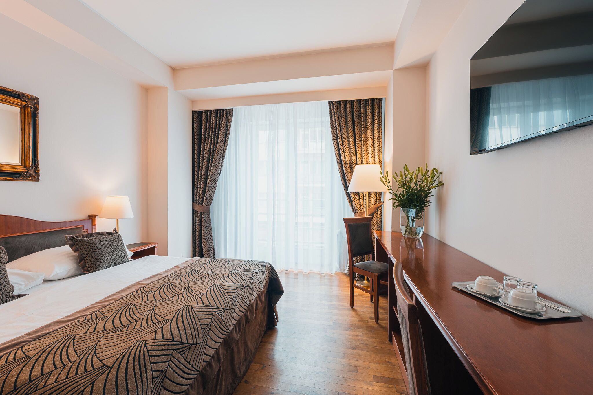 Habitació doble o amb dos llits individuals estàndard | Roba de llit hipoal·lergògena, minibar i caixa forta a l'habitació 