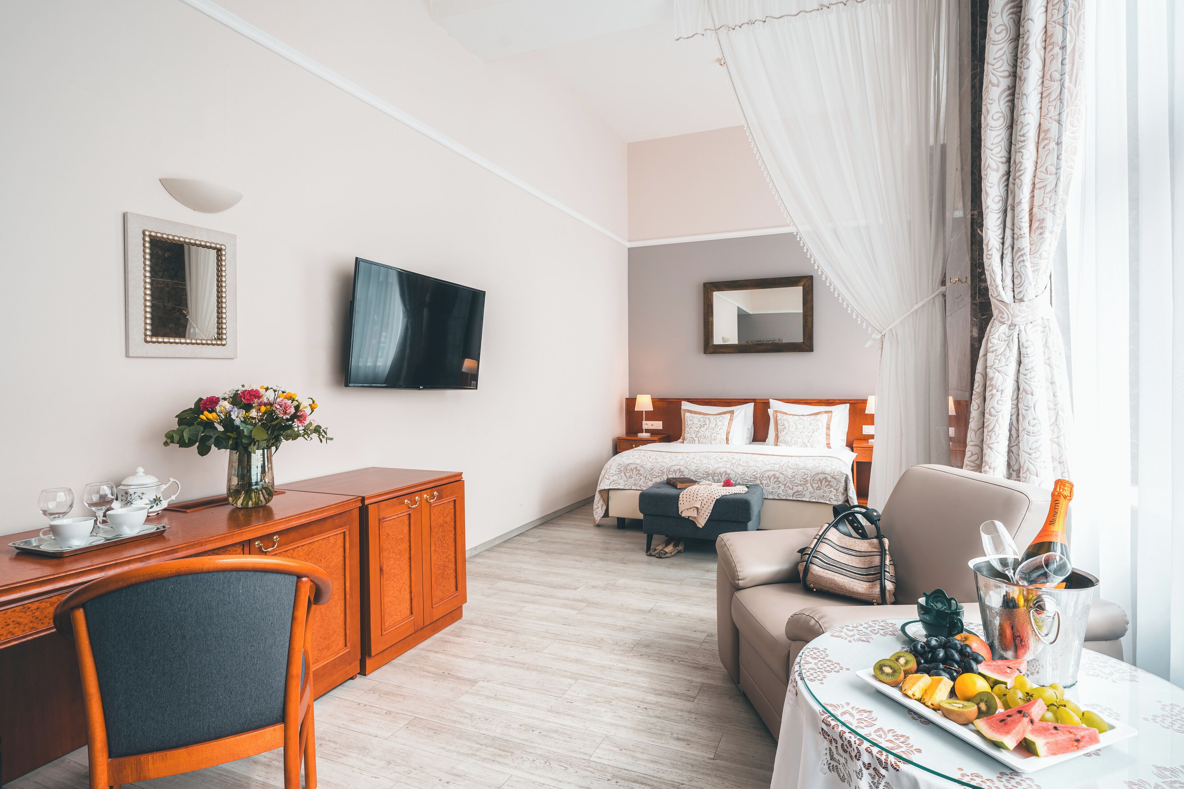 junior suite | hypo-allergenic bedding, minibar, in-room safe, desk