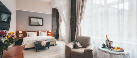 Junior suite | Hypoallergeen beddengoed, een minibar, een kluis op de kamer, een bureau