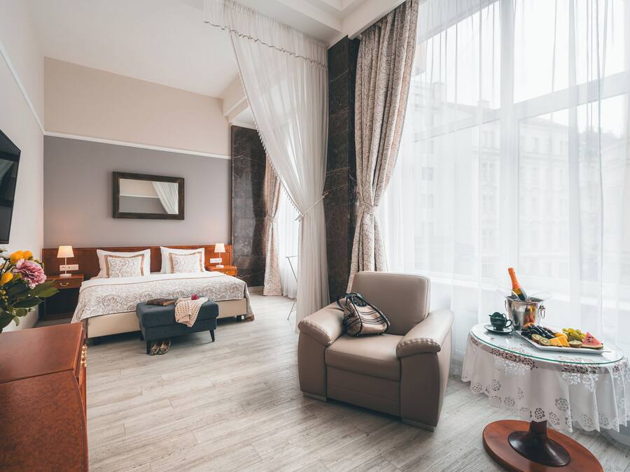 Suíte júnior | Roupas de cama antialérgicas, frigobar, cofres nos quartos, escrivaninha