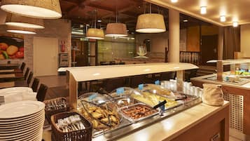 Sarapan prasmanan setiap hari (EUR 21 per orang)