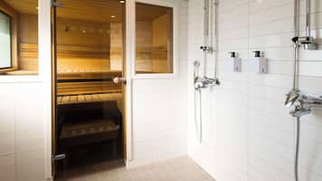 Superior-huone, 2 yhden hengen sänkyä, sauna | Kylpyhuone | Suihku, designer-hygieniatuotteet, hiustenkuivaaja, bidee