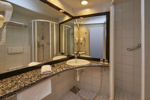 Een douche, designer toiletartikelen, een haardroger, een bidet