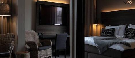 Escritorio, cortinas blackout, cunas gratuitas y wifi gratis