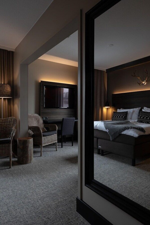 Escritorio, cortinas opacas, cunas gratuitas y wifi gratis