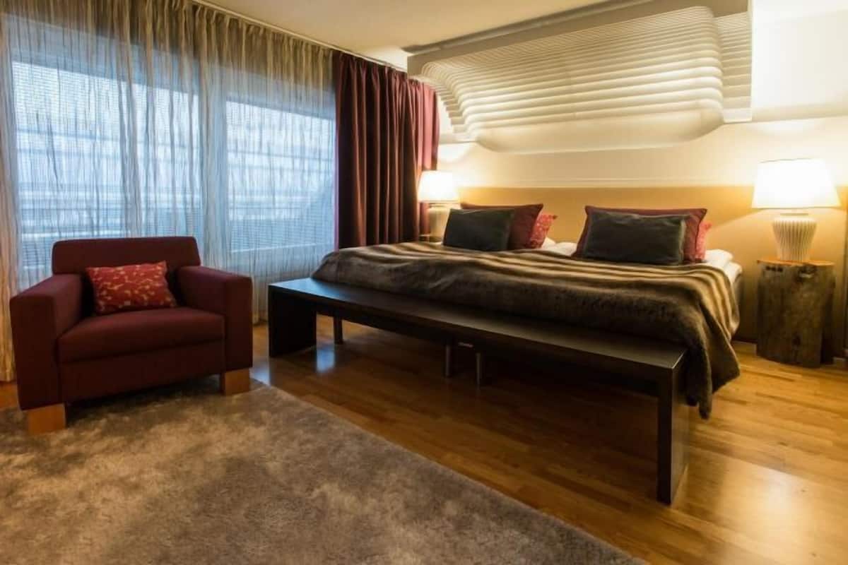 Minibar, free cots/infant beds, free WiFi, bed sheets