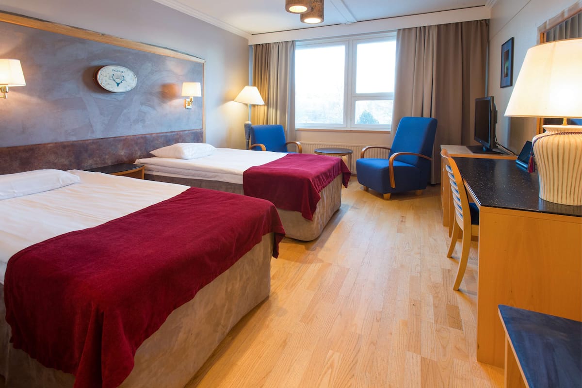 TvÄbÀddsrum | Minibar, gratis barnsÀngar, gratis wi-fi och sÀngklÀder