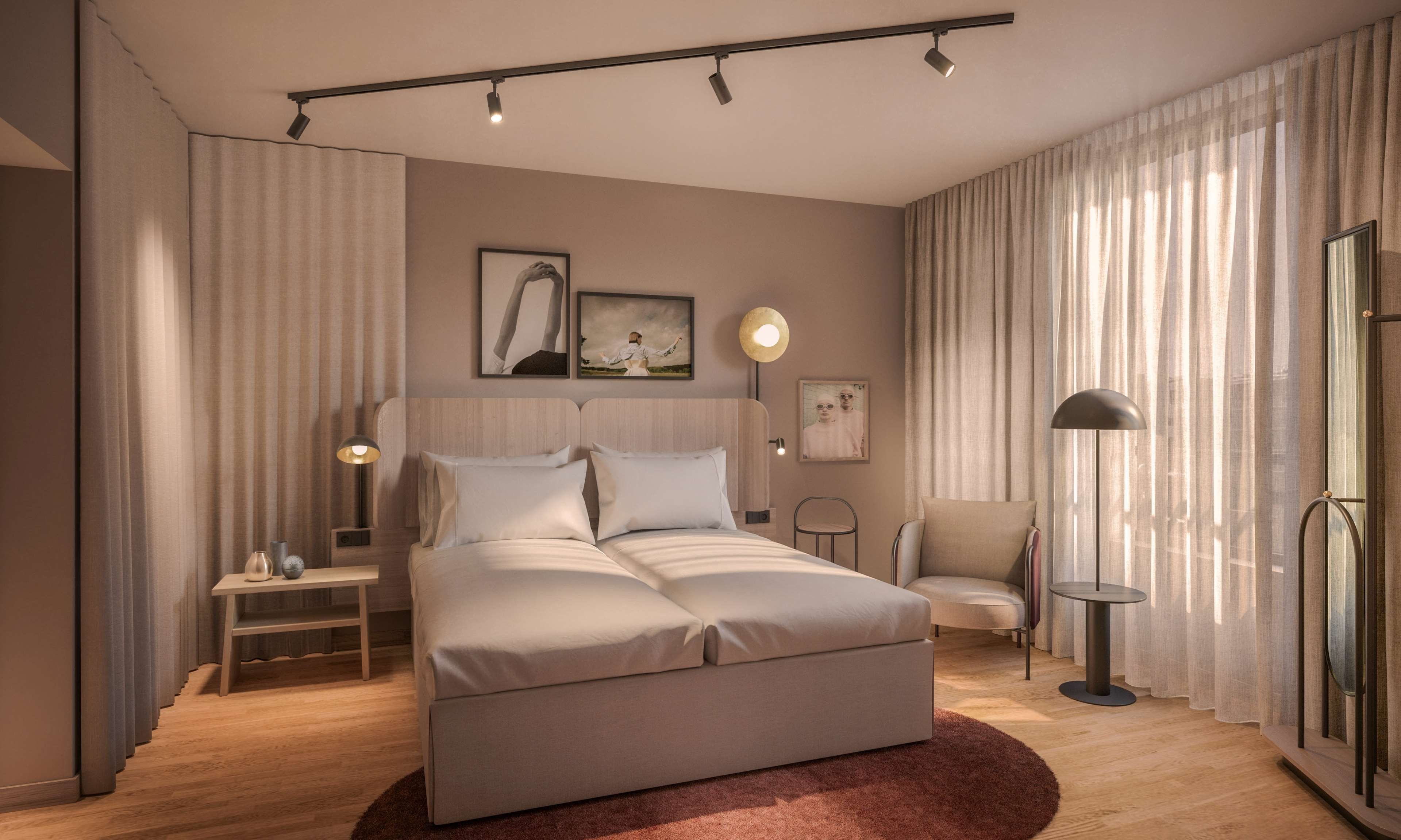 Een moderne slaapkamer met een groot bed, nachtkastjes, een stoel en een vloerlamp.