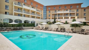 Piscina externa sazonal, funciona das 9h às 20h, guarda-sóis