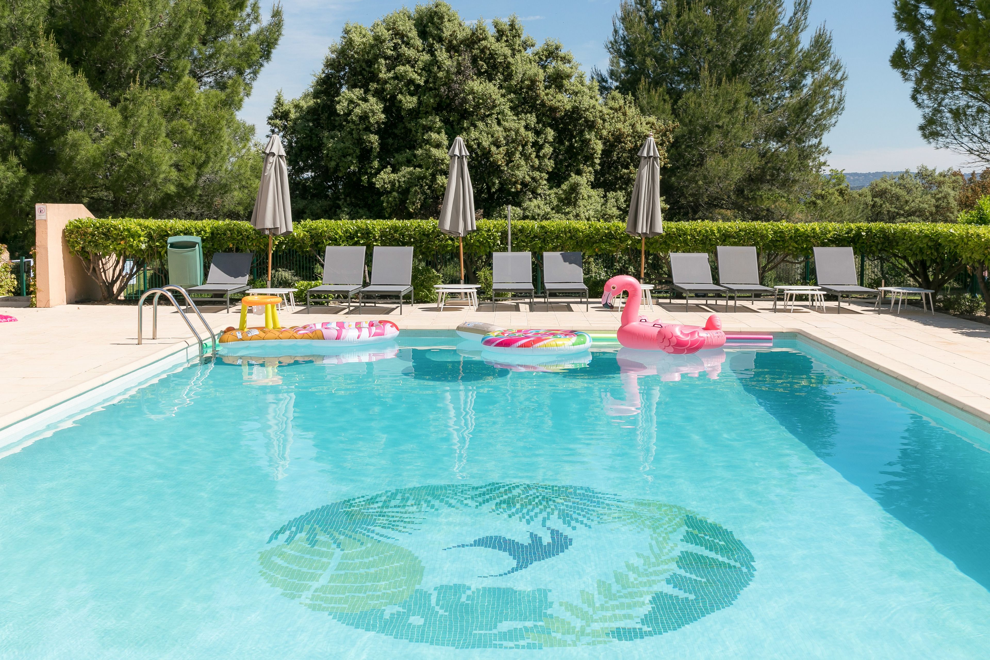 Piscine extérieure (ouverte en saison), parasols de plage