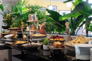 Desayuno buffet diario (EUR 18 por persona)